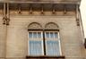 Rue Eeckelaers 55, fenêtres géminées du 2e étage, avec tympans à décor émaillé (photo 1993-1995)