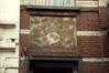 Warmoesstraat 153, sgraffito in art-nouveaustijl: vrouwenhoofd in profiel (foto 1993-1995)