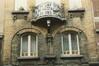 Rue Tiberghien 35-37, 2e niveau avec balcon en travée axiale et inscriptions 