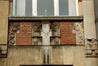 Rue de Verviers 18, établissement scolaire Saint-Louis, croix latine ornant une allège (photo 1993-1995)