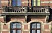 Place du Conseil 1, hôtel communal, ancienne maison à l’angle de la rue Van Lint, balcon côté place, (© ARCHistory, 2019)