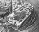 luchtbeeld vanuit het zuidwesten op het M.B.L.E.-complex, Tweestationsstraat 82, jaren 1960, (www.radiocollection.be)