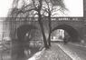 Vue du pont du chemin de fer de ceinture, enjambant la Petite Senne et la rue des Goujons, depuis l’ouest, en février 1942, (coll. Marcel Jacobs)