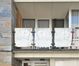 Rue François Couteaux 29, détail du balcon au garde-corps en plaques de marbre, 2023