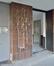 Jules Lahayestraat 292-294-296, de centrale ingang met keramische tegels van het appartementsgebouw, 2023