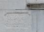 Rue Ferdinand Lenoir 23, détail de la signature de l’architecte dans le soubassement, 2023