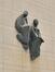 Kardinaal Mercierplein 6-10-12, standbeeld van twee lezende figuren op de blinde muur , 2023