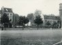 Algemeen zicht op het kardinaal Mercierplein richting het thans verdwenen landhuis Dupré en het gemeentehuis, sd (ca. 1930), erfgoedbankbrussel