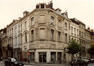 Rue des Deux Tours 51, 53 et rue Verbist 54. Les no 51, 53 rue des Deux-Tours sont les deux maisons symétriques situées à gauche de l'immeuble d'angle no 54 rue Verbist (photo 1993-1995)