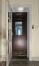 Place des Gueux 7. Ascenseur au rez-de-chaussée avec porte palière et grille rétractile ouvertes © Homegrade, 2024