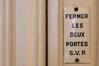 Rue des Taxandres 8. Plaque signalétique sur les portes palières © Homegrade, 2022
