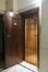 Avenue Franklin Roosevelt 34. Ascenseur au rez-de-chaussée avec porte palière ouverte © Homegrade, 2022