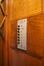 Rue Berkendael 147. Boutons de commande dans la cabine &copy; Homegrade, 2026