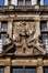 Trophée composé du buste du roi d'Espagne Charles II sur fond de drapeau, entouré de fûts de canon et de deux prisonniers, Grand-Place 1, 1900-1902, architecte A. Samyn, 2004