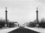 Vue de l’axe central du parc du Cinquantenaire vers la ville en 1921, encore ponctué par les colonnes de Quenast, © IRPA-KIK Bruxelles