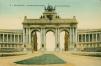 De triomfboog van het Jubelpark, in de richting van Tervuren, vóór de verwijdering in 1909 van de drie traveeën van elke grote hal (Verzameling Dexia Bank, s.d.)