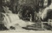 Square Marie-Louise, la cascade de la grotte artificielle (Collection de Dexia Banque, s.d.)