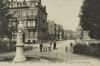 Gezicht vanaf de Maria-Louizasquare op de Orteliusstraat, met op de voorgrond La Cigale van de beeldhouwer Émile Namur en op de achtergrond Maria-Louizasquare 13 – Orteliusstraat 15-17 (1888), thans gesloopt (Verzameling Dexia Bank, s.d.)
