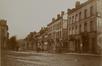Paleizenstraat over de Bruggen, zicht op de eerste bebouwing van de straat, op de hoek met de Koninginnelaan, afgebroken omstreeks 1900, (verzameling Belfius Bank © ARB – GOB)