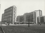Rue Willem de Mol, vue vers le complexe de logements sociaux depuis le futur parc Maximilien en 1979, AVB/FI C-25191