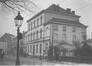 Voormalige gemeentehuis, gesloopt in 1934, © KIK-IRPA, Brussels (Belgium), foto E037155 