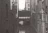 Vue de la branche intermédiaire de la Senne depuis l’amont, à hauteur du pont de la rue de l’Instruction, entre les nos 113 et 115, 1942, (coll. Marcel Jacobs)