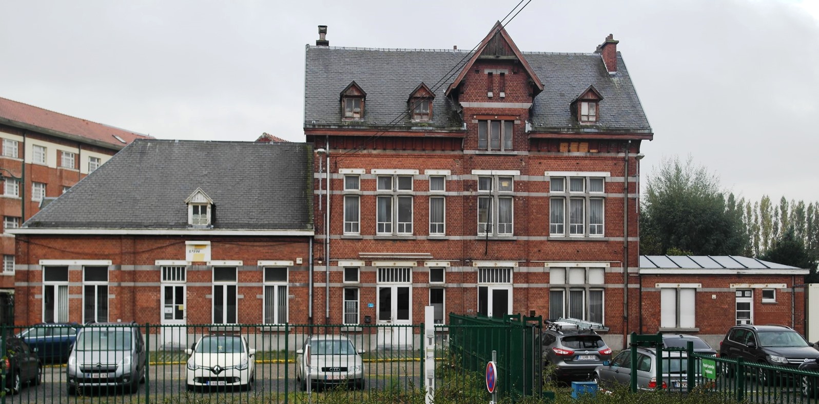 Chaussée de Mons 1179 et rue des Trèfles 65, dépôt pour les chemins de Fer Vicinaux, bureaux et guichets situés chaussée de Mons, 2015
