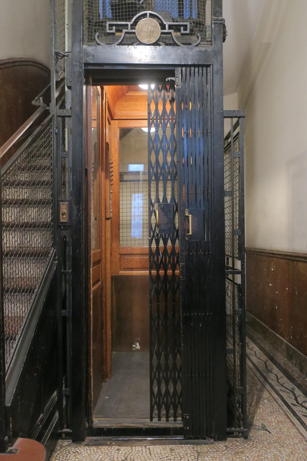 Rue Antoine Dansaert 18. Ascenseur au rez-de-chaussée avec grilles ouvertes © Homegrade, 2022