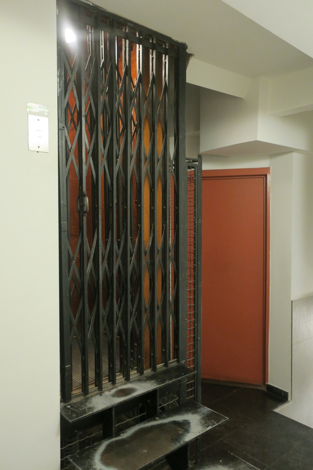Rue du Marché aux Porcs 2. Accès à l'ascenseur à l'entresol © Homegrade , 2022