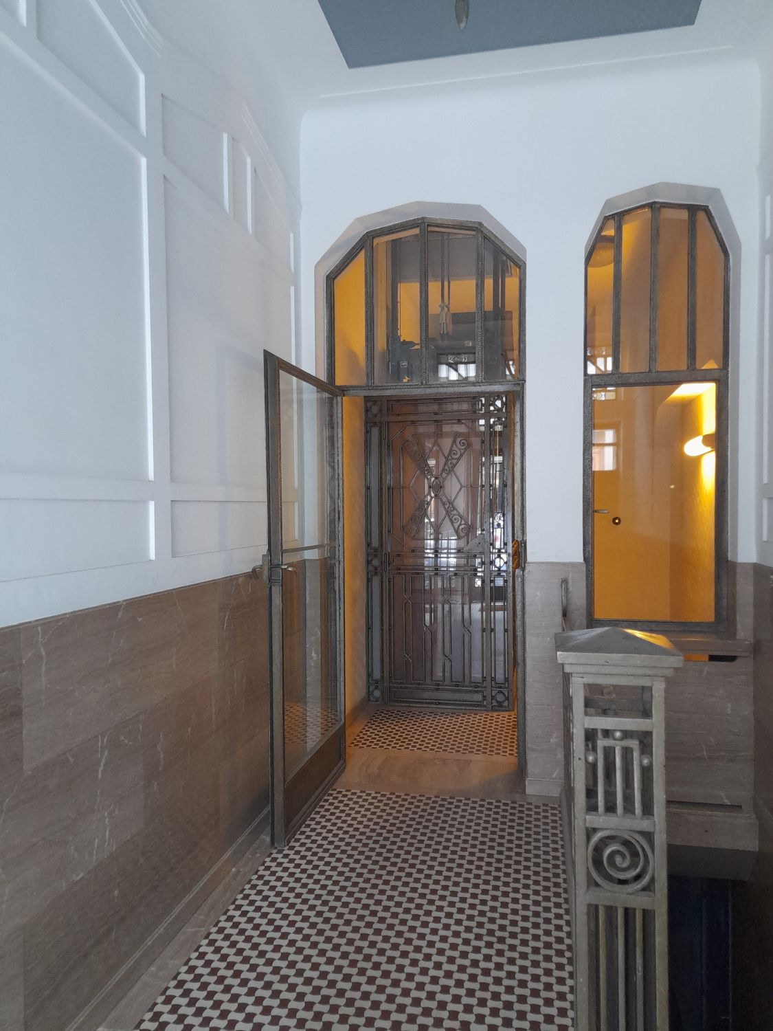 Rue du Bailli 29. Vestibule avec l'ascenseur en bout de perspective © Homegrade , 2022