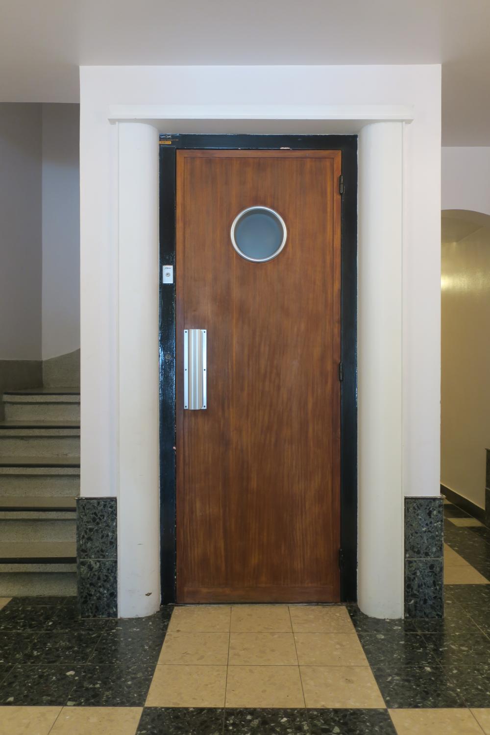 Avenue des Croix du Feu 145. Ascenseur au rez-de-chaussée © Homegrade, 2022