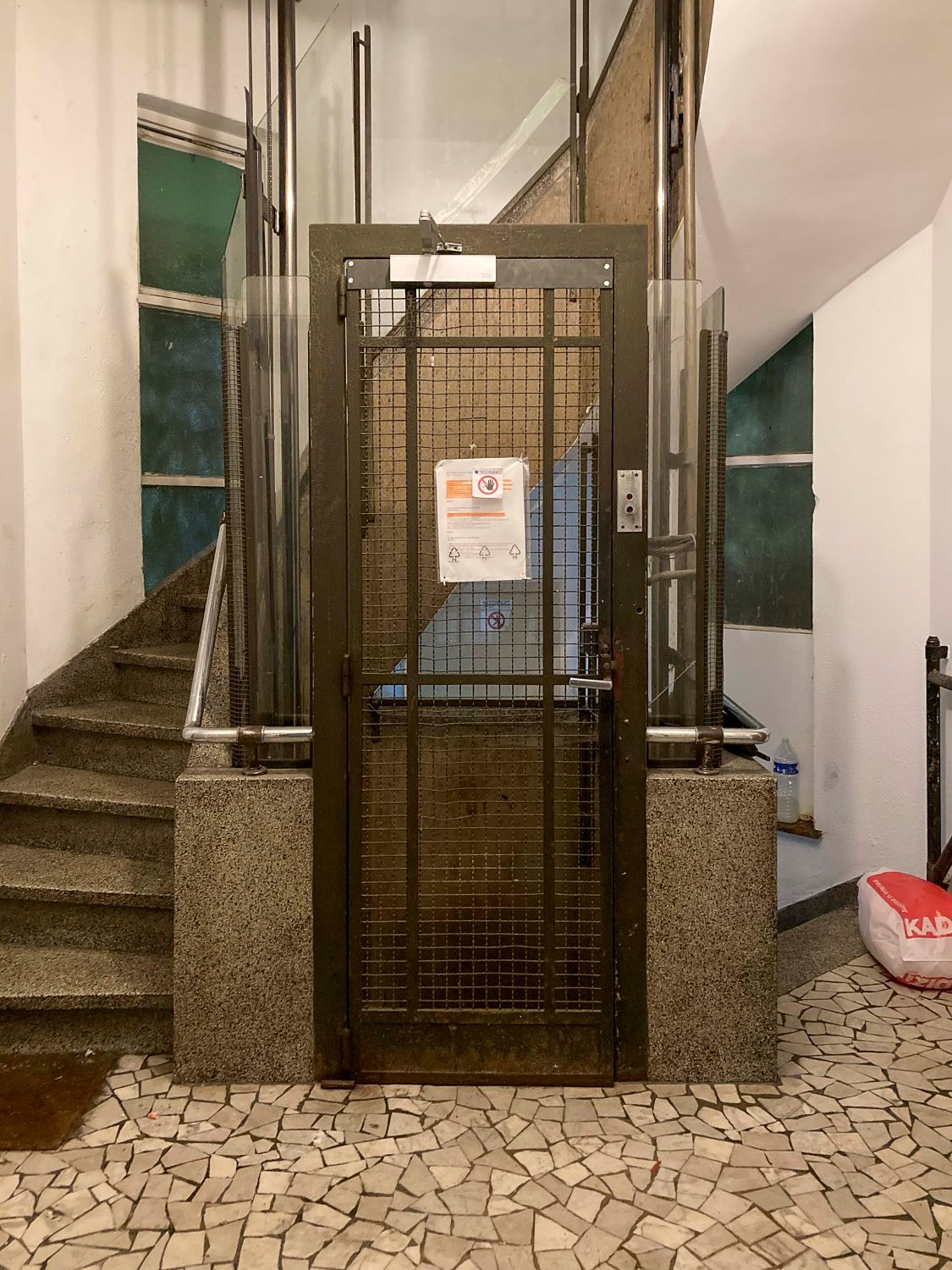 Rue des Palais 49. Ascenseur au rez-de-chaussée © Homegrade, 2023