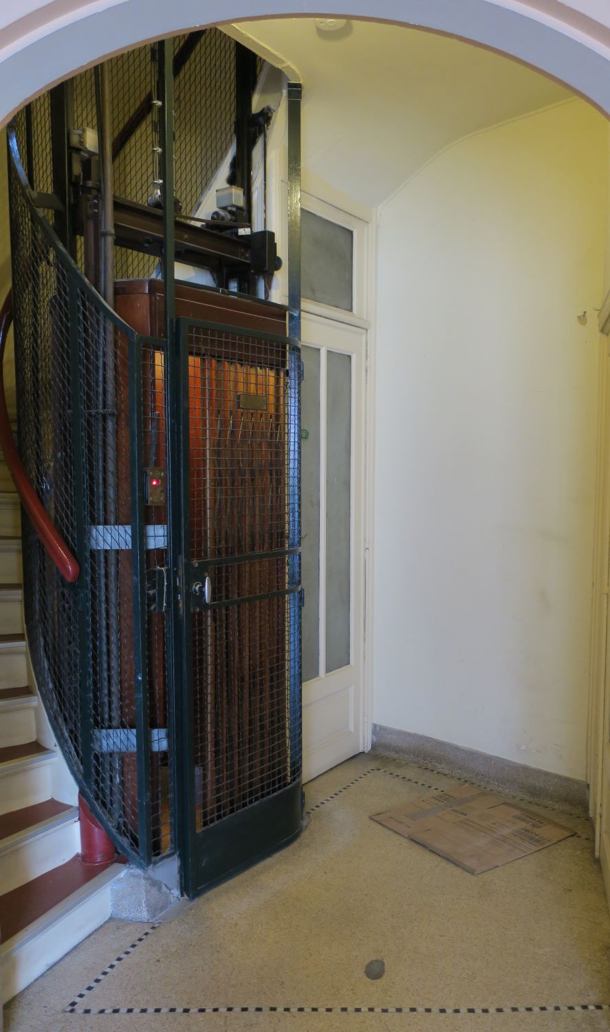 Avenue Huart Hamoir 50. Ascenseur au rez-de-chaussée  © Homegrade , 2022