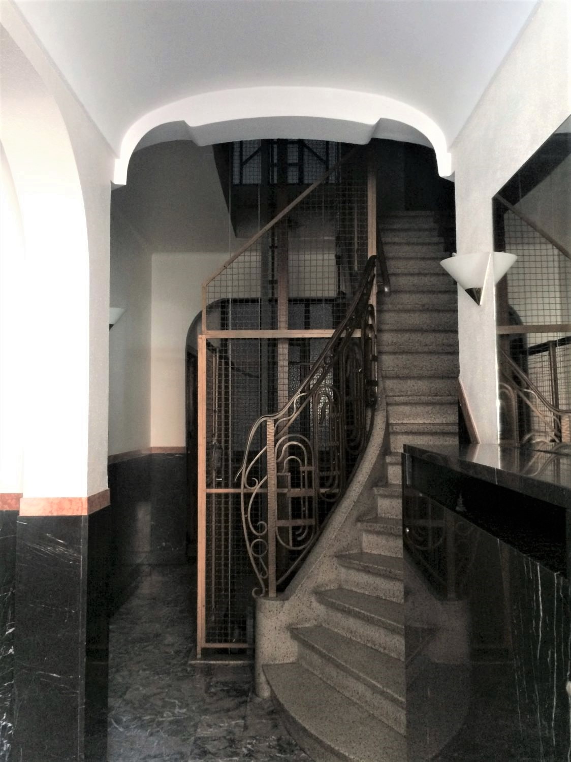 Avenue Chazal 176. Départ de l'escalier en ferronnerie et garde-corps de la gaine , 2021