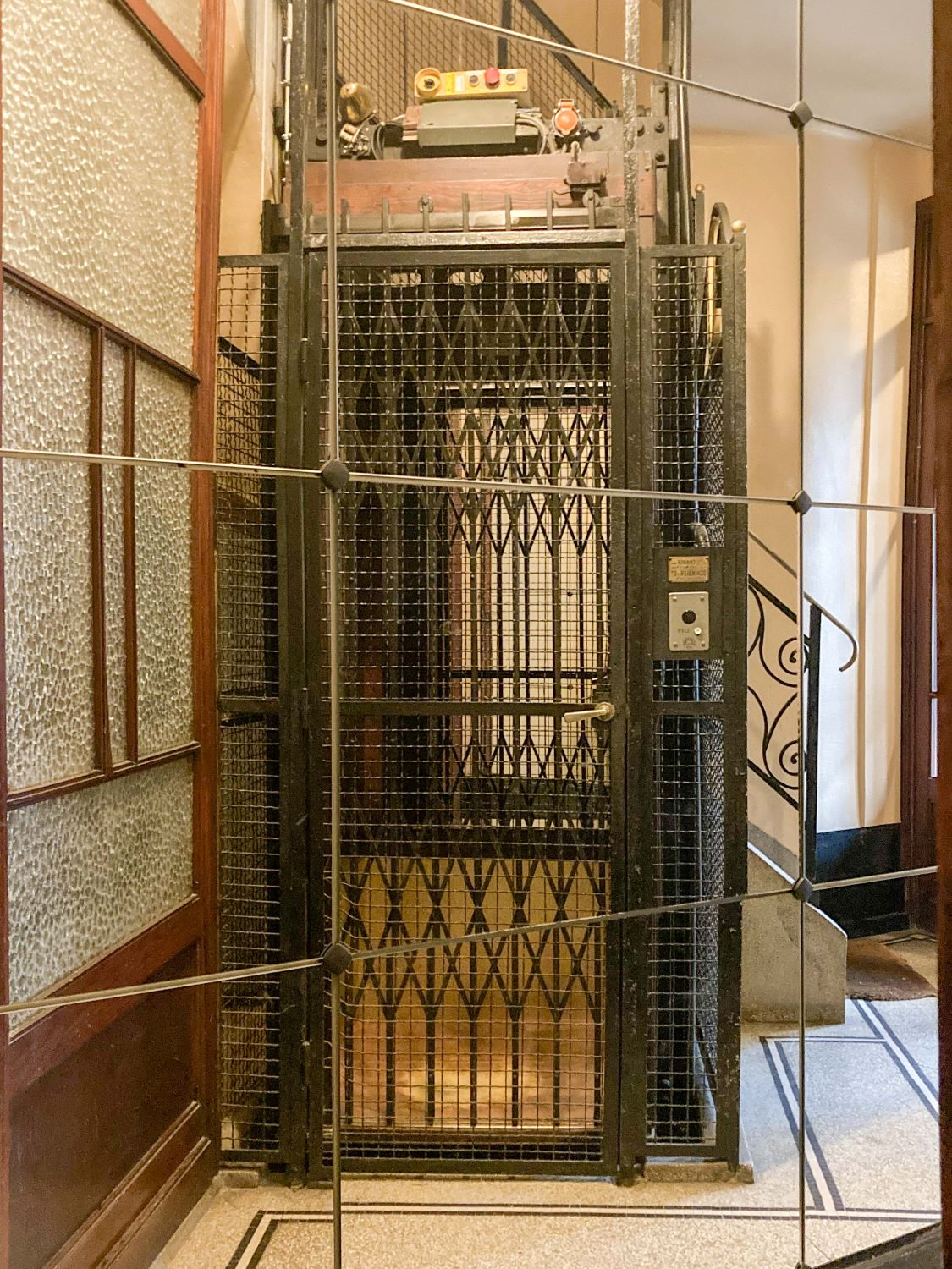 Rue Henri Stacquet 61. Ascenseur au rez-de-chaussée © Homegrade, 2022