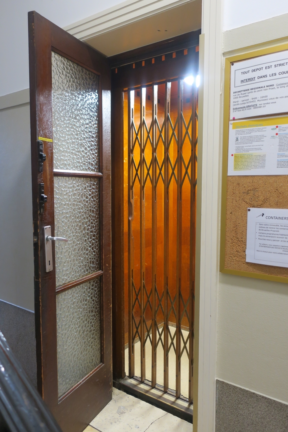 Avenue Dailly 51. Ascenseur au rez-de-chaussée avec porte palière ouverte © Homegrade , 2022