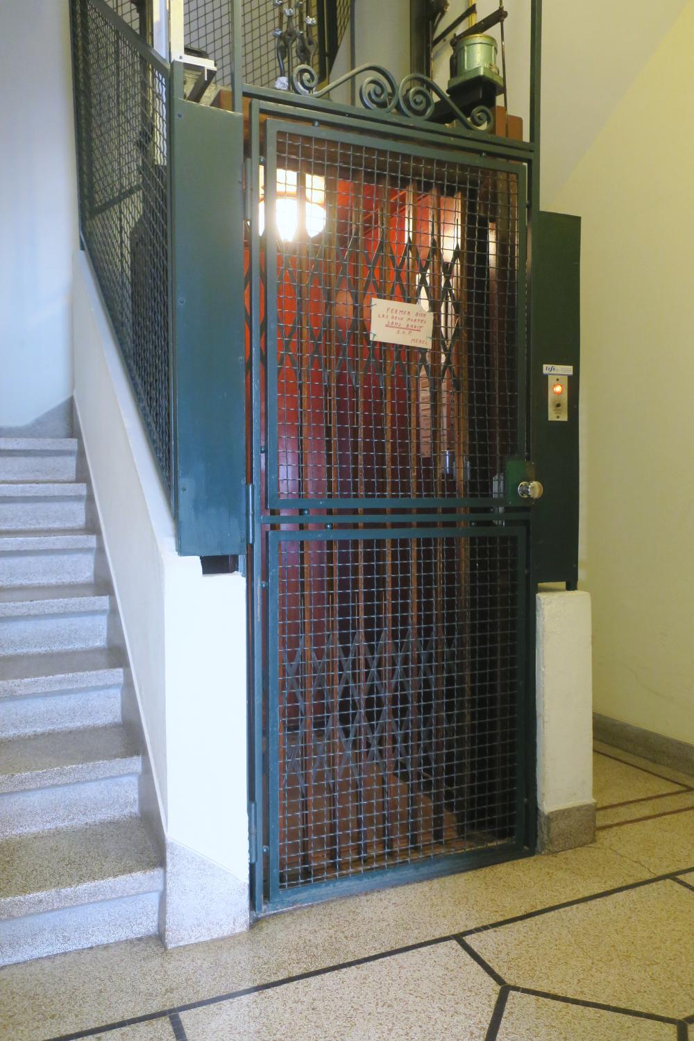 Rue Cardinal Lavigerie 6. Ascenseur au rez-de-chaussée © Homegrade, 2023