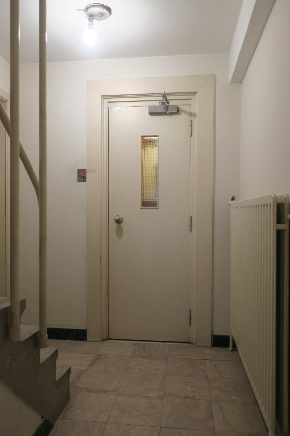 Rue Emile Claus 24. Ascenseur au rez-de-chaussée © Homegrade, 2023