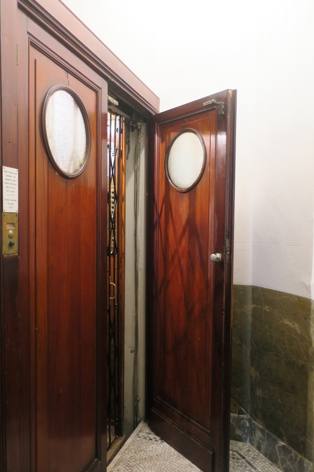 Avenue Émile Duray 28. Ascenseur au rez-de-chaussée avec porte palière ouverte © Homegrade , 2022