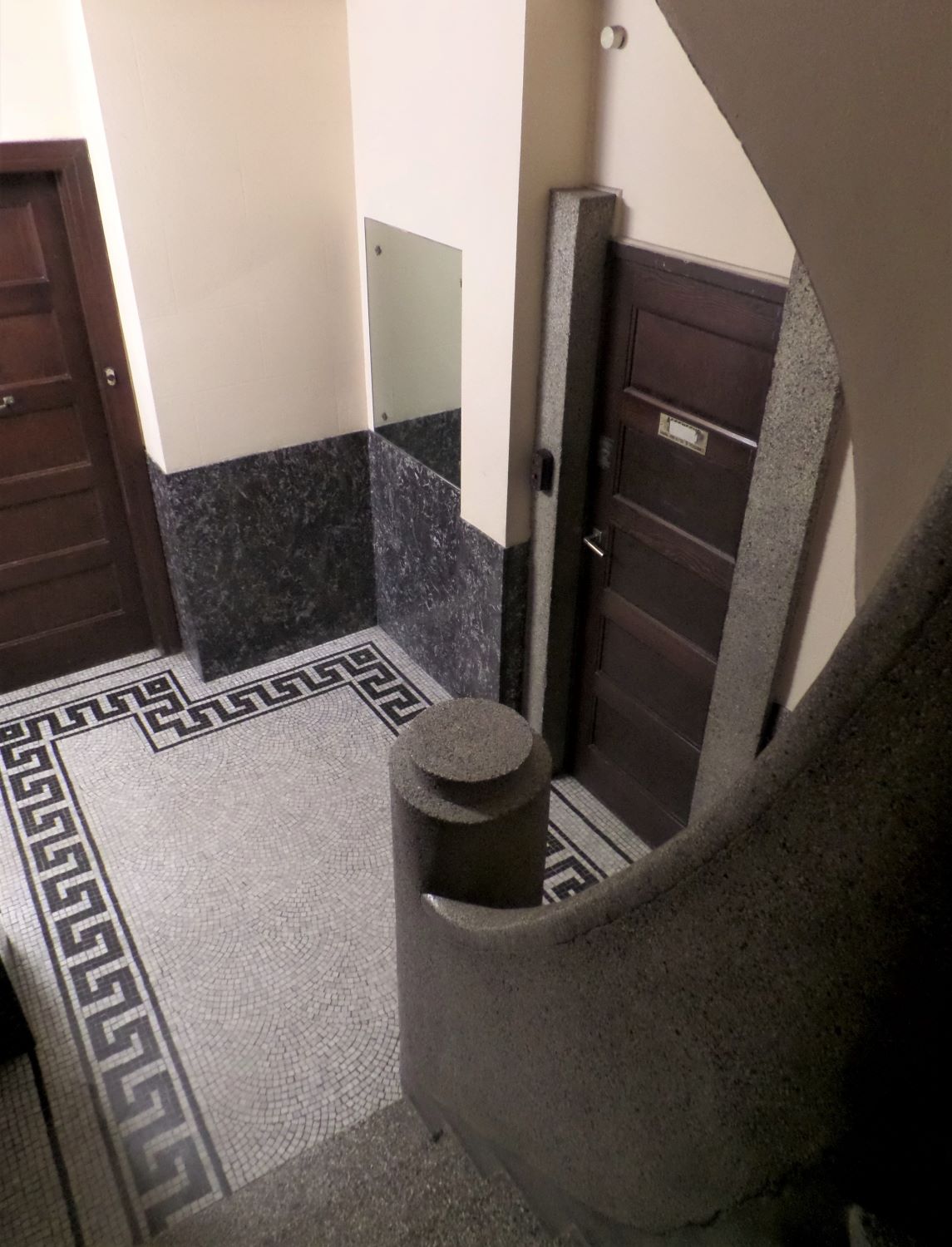 Rue Franz Merjay 106. Départ de l'escalier et ascenseur au rez-de-chaussée © Homegrade , 2022