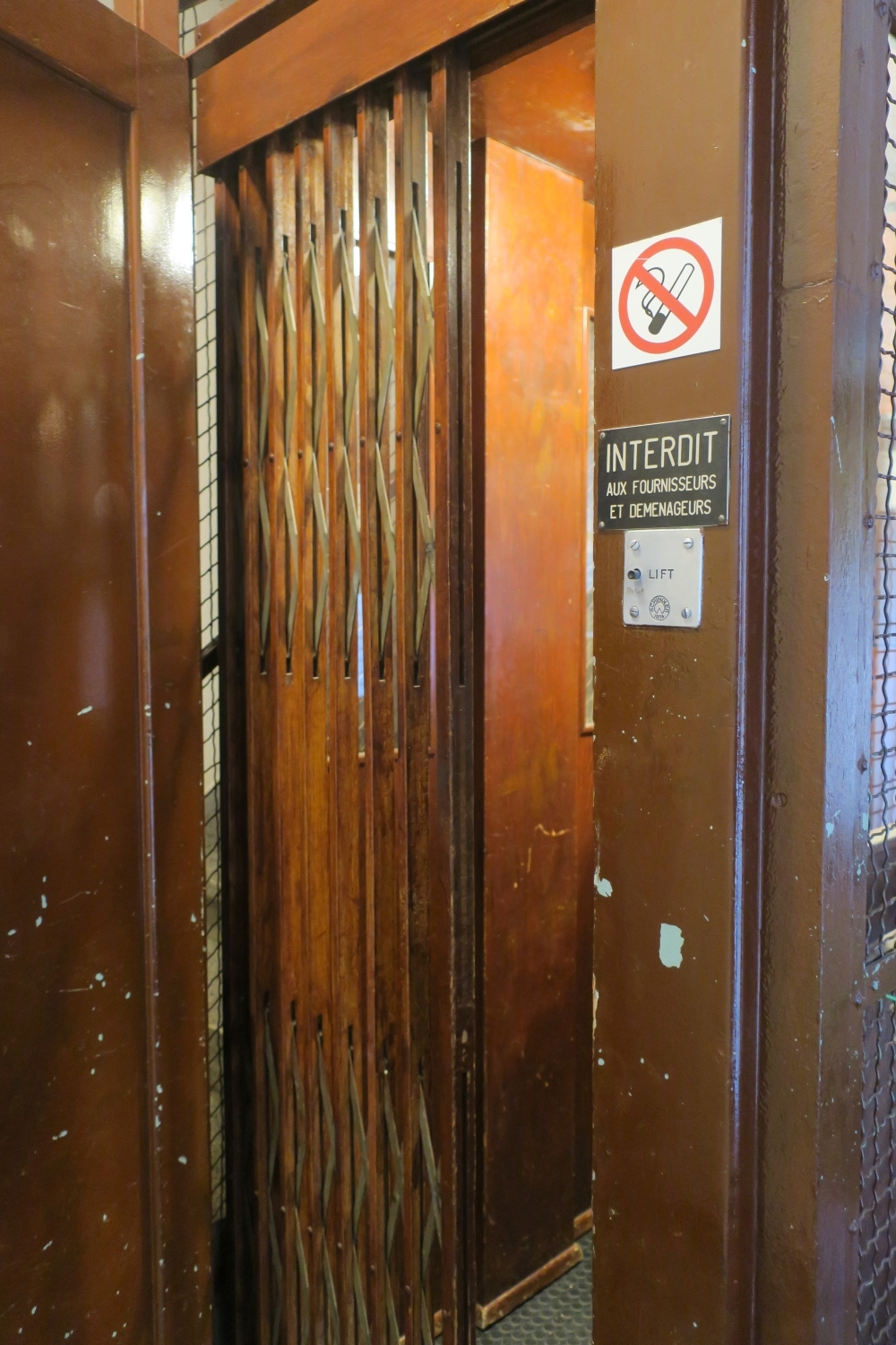 Avenue Jeanne 11. Ascenseur au rez-de-chaussée avec portes ouvertes © Homegrade , 2022