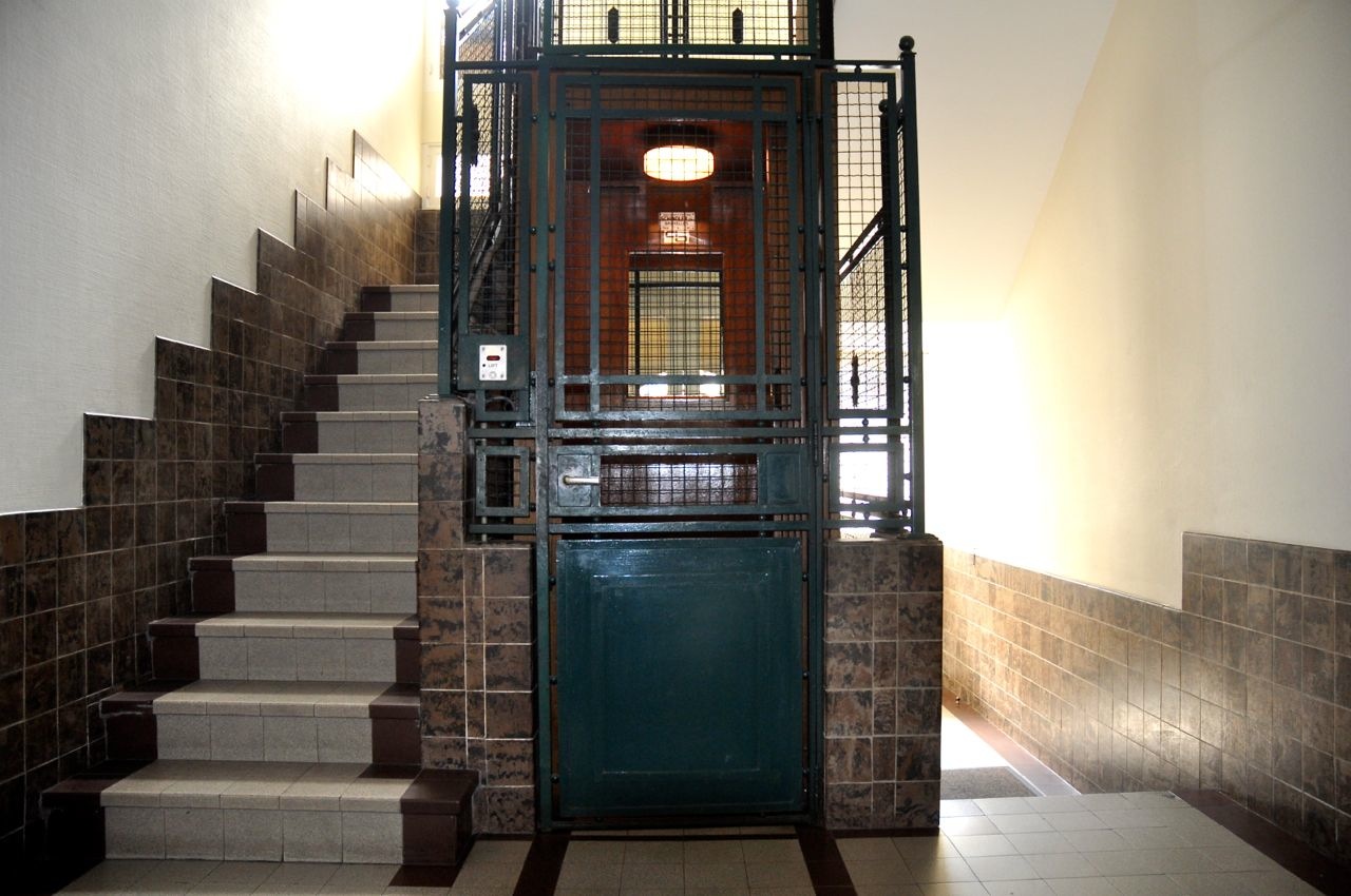 Avenue Louis Lepoutre 8. Ascenseur au rez-de-chaussée © Bruno Pradez, 2021
