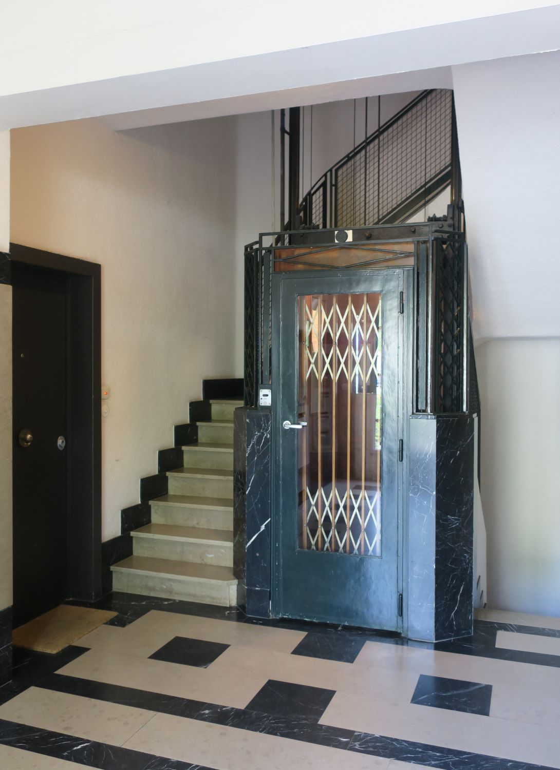 Avenue Franklin Roosevelt 130. Ascenseur au rez-de-chaussée  © Homegrade , 2022