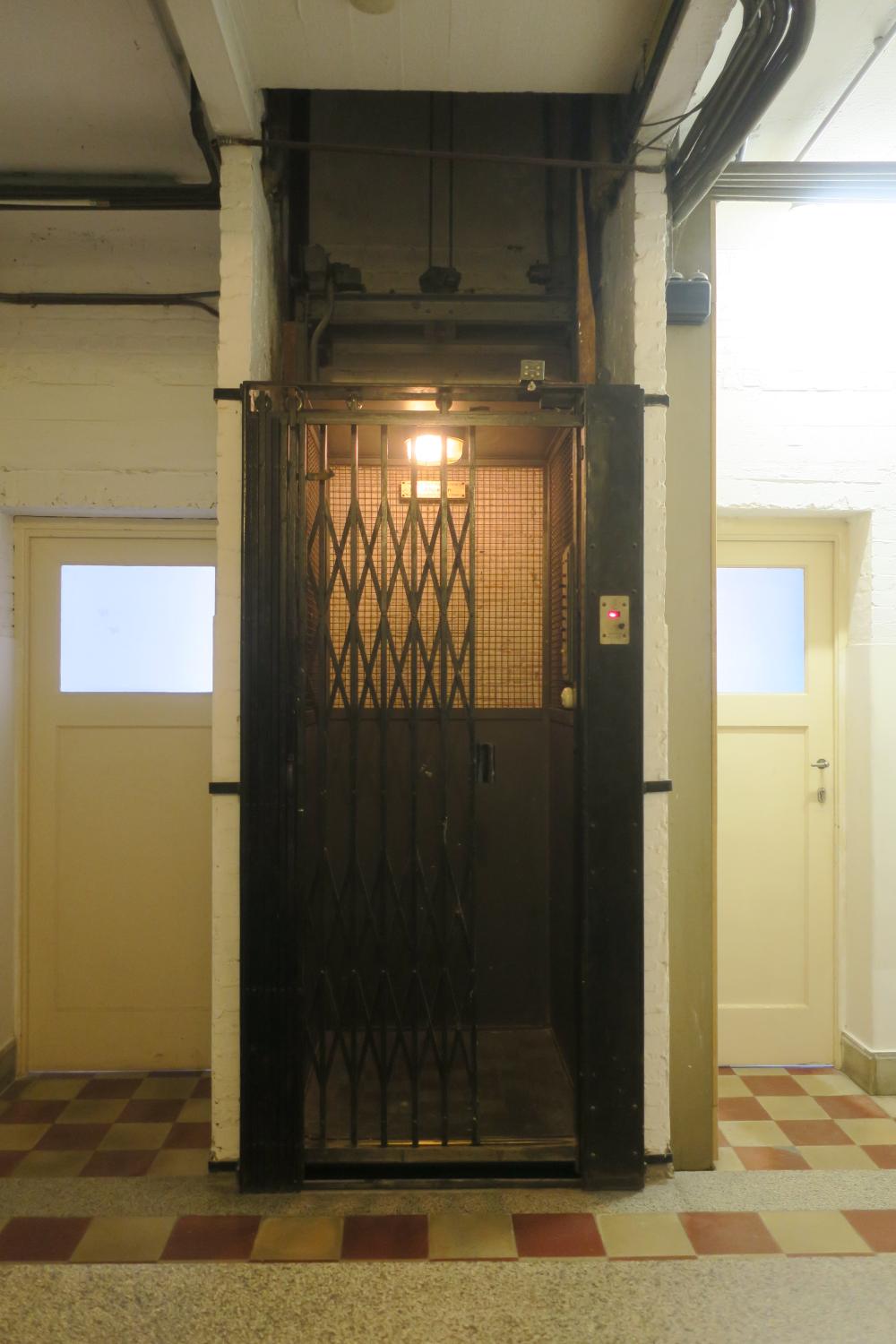 Avenue Franklin Roosevelt 182. Ascenseur de service de droite au sous-sol © Homegrade, 2023
