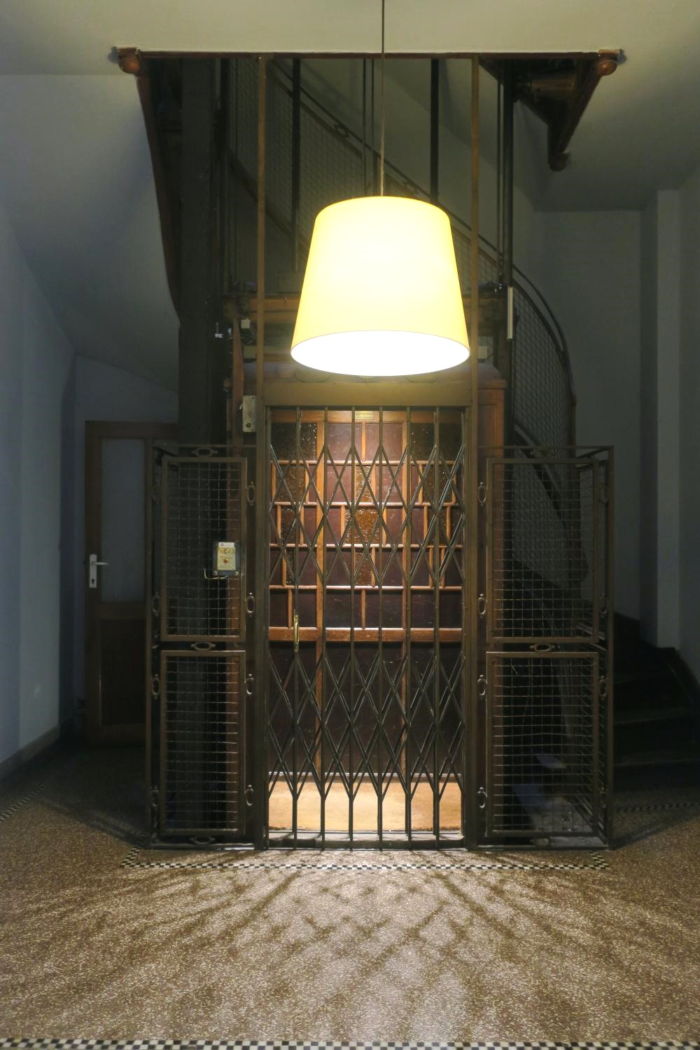 Rue Alfred Cluysenaer 13. Ascenseur au rez-de-chaussée © Homegrade, 2023