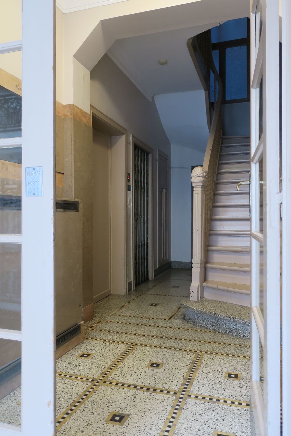 Rue Antoine Bréart 169. Hall avec ascenseur sur la gauche © Homegrade , 2022