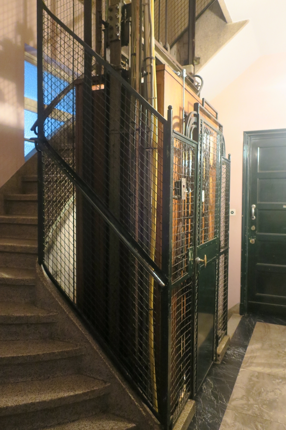 Rue Saint-Bernard 45. Ascenseur au rez-de-chaussée © Homegrade , 2022