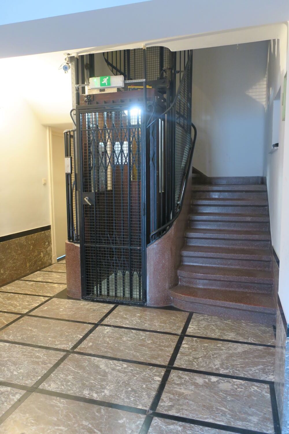 Rue Général Mac Arthur 9. Hall d'entrée avec l'ascenseur © Homegrade , 2022