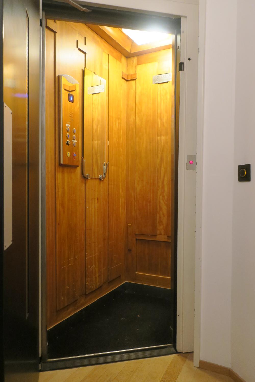 Avenue Besme 107A. Ascenseur au rez-de-chaussée avec porte palière ouverte © Homegrade, 2023
