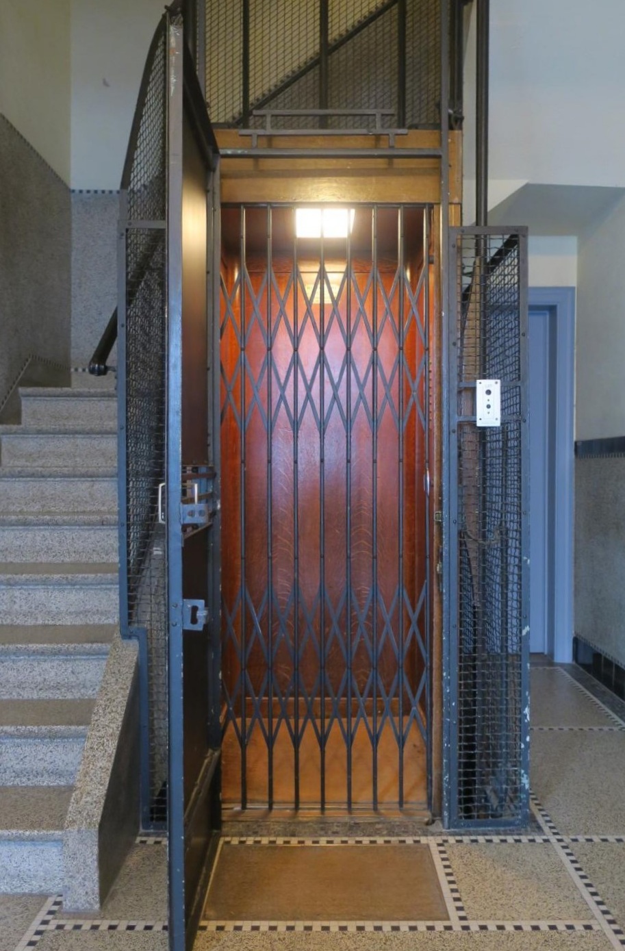 Avenue Victor Rousseau 58. Ascenseur au rez-de-chaussée avec porte palière ouverte © Homegrade, 2022